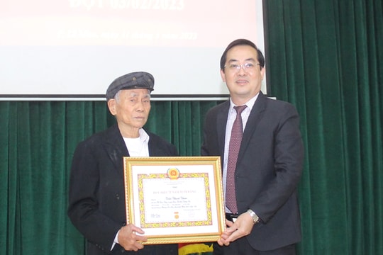 Thành ủy Vinh trao Huy hiệu 75 tuổi Đảng cho đảng viên