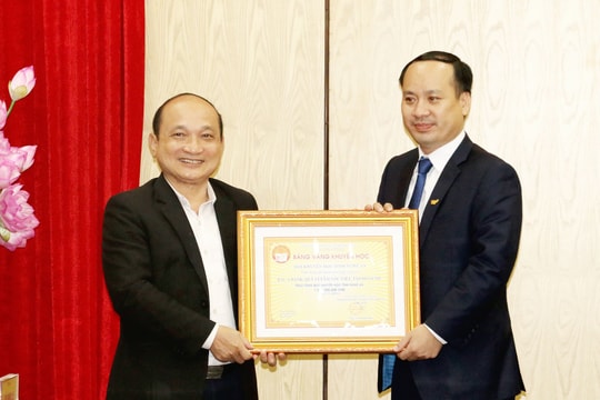 Các doanh nghiệp, cá nhân ủng hộ 2 tỷ đồng cho Quỹ Khuyến học Nghệ An