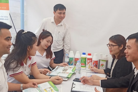 Trường Đại học Kinh tế Nghệ An tổ chức Ngày hội việc làm và trao bằng tốt nghiệp