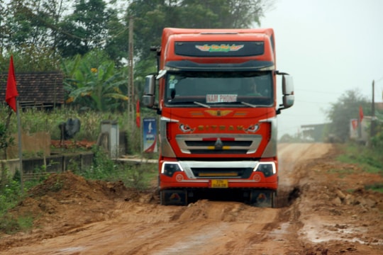 Tân Kỳ: Quốc lộ 15B chưa nghiệm thu đã bị xe quá tải cày nát