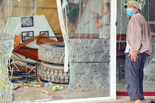 Lốp xe tải văng khỏi trục, bay thẳng vào cửa hàng giải khát bên đường