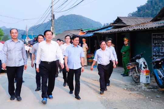Trưởng ban Nội chính Trung ương Phan Đình Trạc thăm, làm việc tại huyện biên giới Kỳ Sơn 
