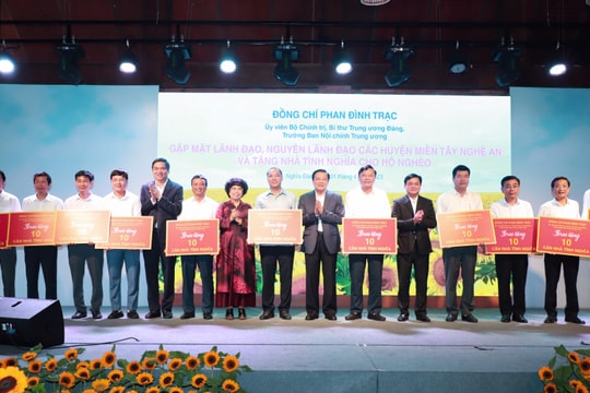 Đồng chí Phan Đình Trạc trao hỗ trợ xây dựng nhà cho người nghèo 11 địa phương miền núi của tỉnh Nghệ An