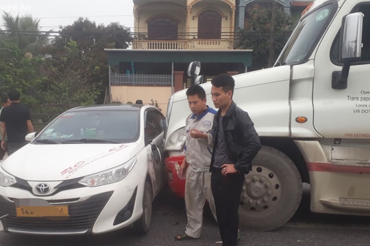 Va chạm giữa container và ô tô 4 chỗ, giao thông ùn tắc trên Quốc lộ 1A