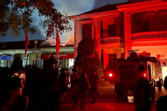 Bộ phận 'một cửa' của 1 xã ở Quỳnh Lưu (Nghệ An) bốc cháy trong đêm