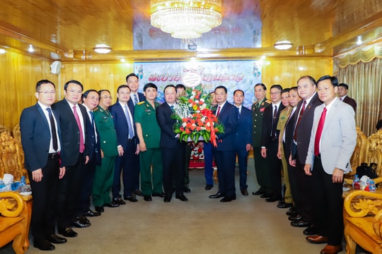 Chủ tịch Ủy ban nhân dân tỉnh Nghệ An chúc Tết cổ truyền Bunpimay tỉnh Hủa Phăn (Lào)