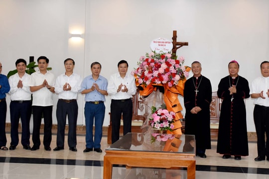 Lãnh đạo tỉnh Nghệ An chúc mừng Tòa Giám mục Giáo phận Vinh nhân dịp Lễ Phục sinh 