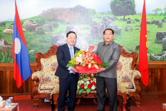 Chủ tịch UBND tỉnh Nghệ An chúc Tết cổ truyền Bunpimay tại tỉnh Xiêng Khoảng (Lào)