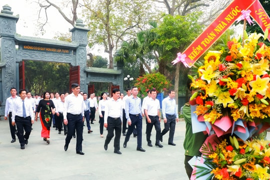 Đoàn công tác Kiểm toán Nhà nước và lãnh đạo các tỉnh dâng hương tưởng niệm Chủ tịch Hồ Chí Minh
