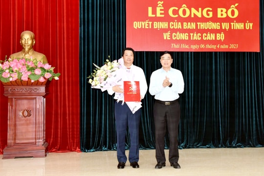 Trao quyết định bổ nhiệm Phó Bí thư Thị ủy Thái Hòa 