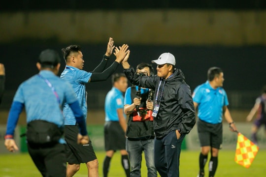 Huấn luyện viên Bình Dương tỏ thái độ bực bội khi phóng viên đặt câu hỏi