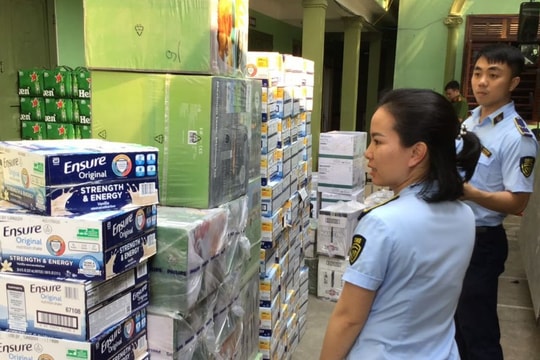 Tạm giữ gần 3 tấn đường cát, hàng nghìn chai bia, rượu, sữa không rõ nguồn gốc