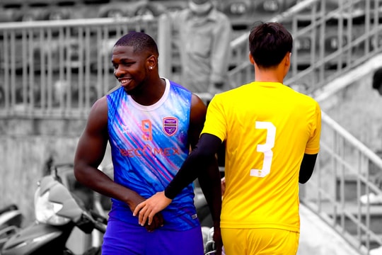 Màn chào hỏi đầy ngụ ý của đội trưởng Sông Lam Nghệ An với Rimario