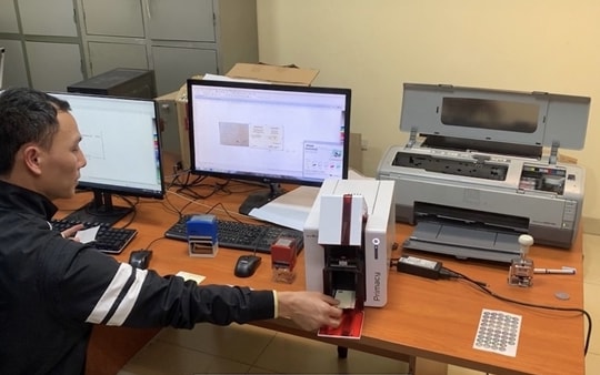 Cặp vợ chồng điều hành đường dây sản xuất giấy tờ giả, thu tiền tỷ mỗi tháng