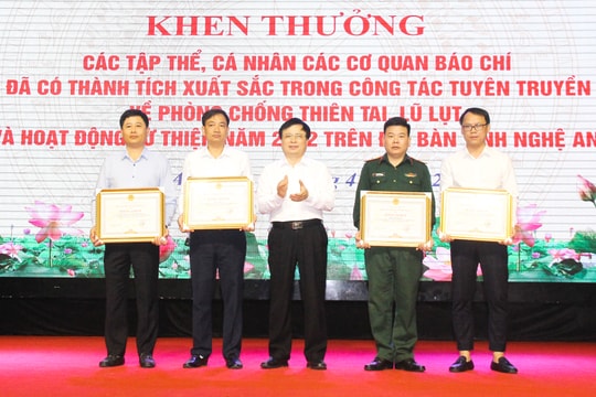 Nghệ An khen thưởng 10 tập thể, cá nhân có thành tích xuất sắc trong hoạt động tuyên truyền phòng, chống lụt bão