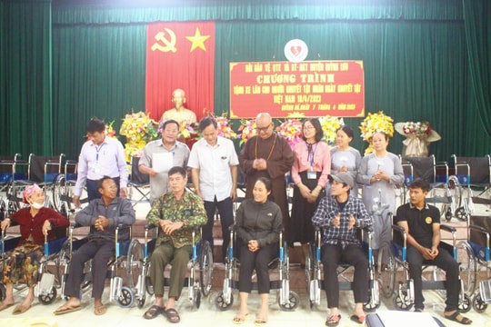 Trao tặng 23 xe lăn cho người khuyết tật ở Quỳnh Lưu