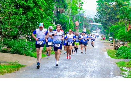 Khách du lịch Pháp chạy Marathon ở miền Tây Nghệ An