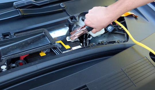 Vì sao ô tô điện vẫn phải dùng bình ắc-quy axit chì 12V?