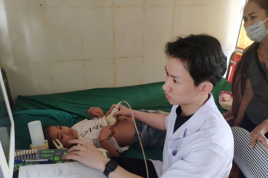 Hơn 1.000 trẻ em nghèo ở Nam Đàn, Tương Dương được khám, cấp thuốc miễn phí 