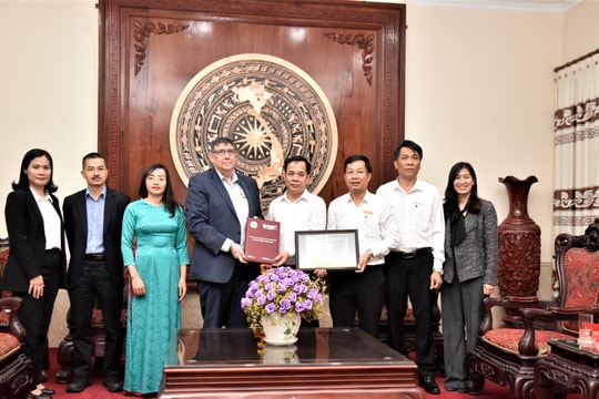 Trường Đại học Harvard trao tặng bản sao hiện vật quý cho Khu Di tích Quốc gia đặc biệt Kim Liên