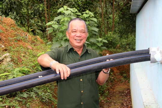 Người thương binh ngược núi đưa nguồn nước sinh hoạt về bản