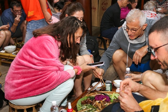 Du khách châu Âu thích thú với những món ăn của đồng bào Thái ở miền Tây Nghệ An