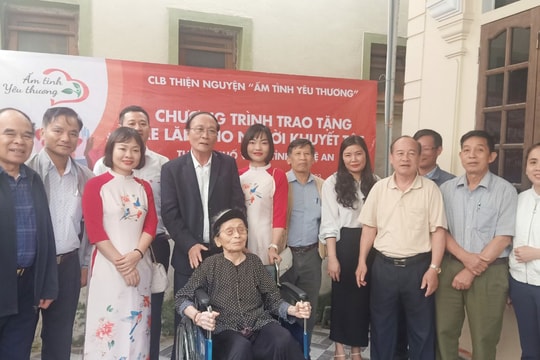 Trao tặng xe lăn cho thân nhân liệt sĩ, người khuyết tật ở TP. Vinh và Hưng Nguyên