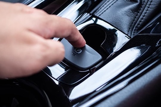 Cách sử dụng phanh tay điện tử để an toàn cho người lái