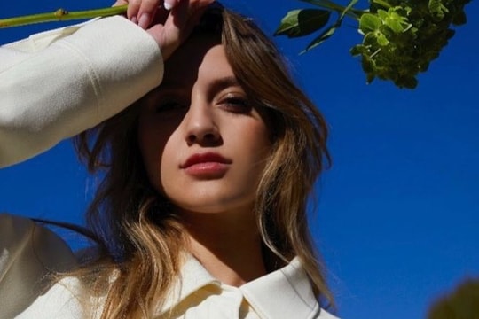 Vẻ đẹp hút hồn của ái nữ cựu sao Real Madrid trong giới người mẫu