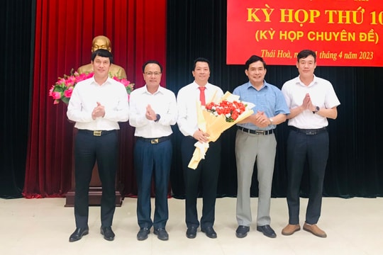 Đồng chí Chu Anh Tuấn được bầu giữ chức vụ Chủ tịch UBND thị xã Thái Hòa