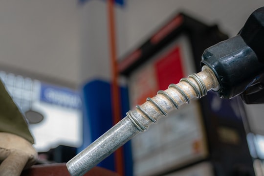 Giá xăng tăng mạnh, vượt 23.000 đồng/lít