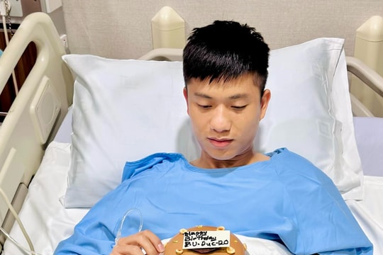 Phan Văn Đức - cựu tiền vệ Sông Lam Nghệ An vừa trải qua ca mổ thành công ở Singapore