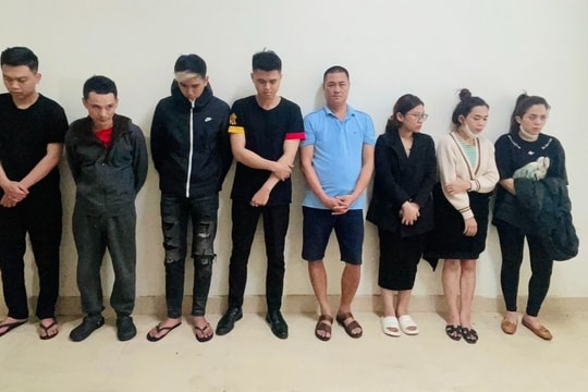 Bắt nhóm nam nữ ‘bay lắc’ trong khách sạn ở TP Vinh