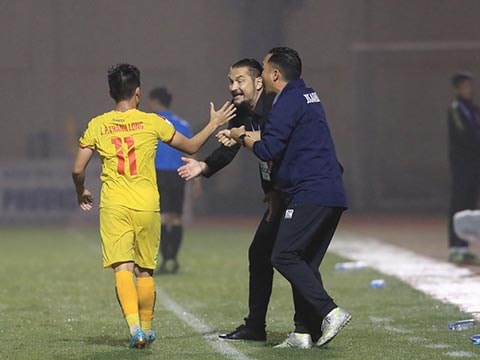 Công an Hà Nội dứt mạch không thắng, B.Bình Dương lún sâu ở nhóm cuối BXH; Xứ Thanh độc chiếm ngôi đầu bảng