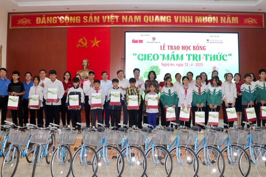 Trao 200 suất học bổng ‘Gieo mầm tri thức’ trị giá 400 triệu đồng cho học sinh khó khăn ở Nghệ An 