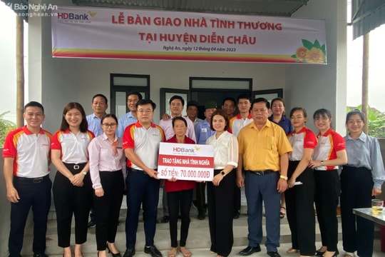 Bàn giao 70 triệu đồng hỗ trợ làm nhà cho hộ nghèo ở Diễn Châu