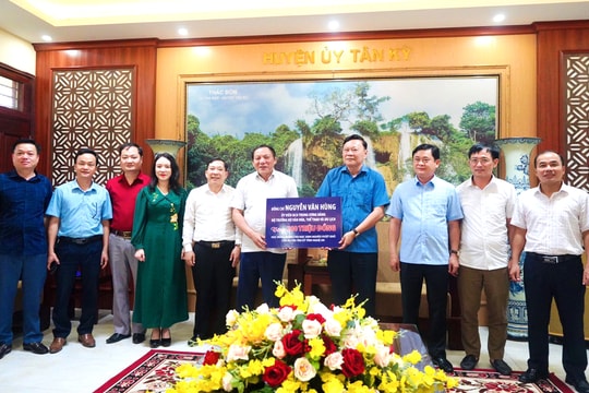 Bộ trưởng Bộ Văn hoá - Thể thao và Du lịch trao học bổng cho học sinh nghèo vượt khó huyện Tân Kỳ