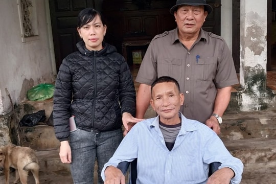 Trao tặng xe lăn cho người khuyết tật ở huyện Quỳnh Lưu 