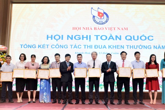 Hội Nhà báo Việt Nam tặng Cờ Thi đua cho 13 tập thể hội xuất sắc