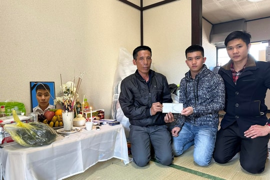 Xúc động chuyện người bố nghèo sang Nhật đưa tro cốt con trai về nước
