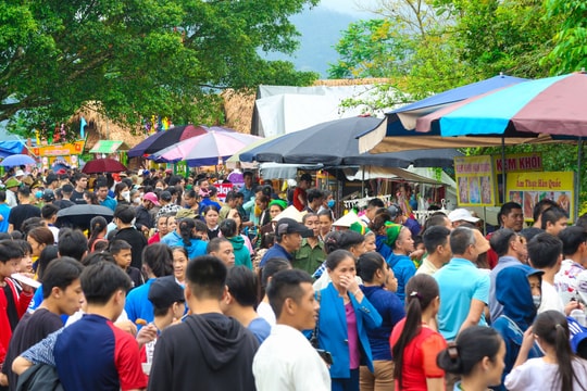 Hàng nghìn người tham gia các hoạt động trước Lễ kỷ niệm 60 năm ngày thành lập huyện Quế Phong