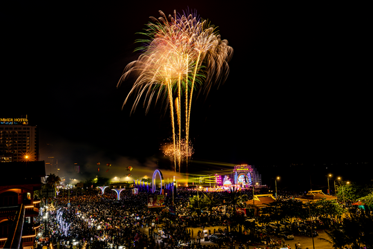 Ấn tượng màn bắn pháo hoa đêm khai trương mùa du lịch Cửa Lò