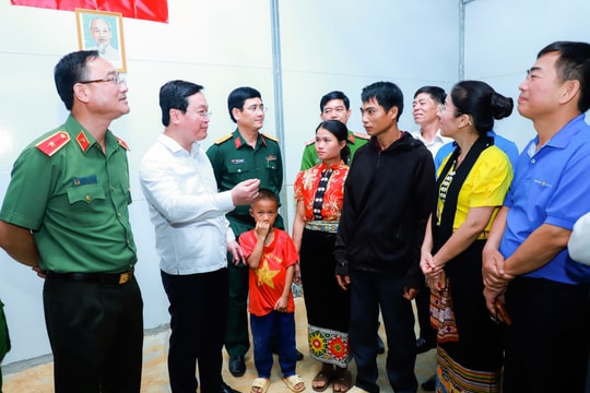 Chủ tịch UBND tỉnh bàn giao nhà cho người nghèo tại xã biên giới Tri Lễ, Quế Phong