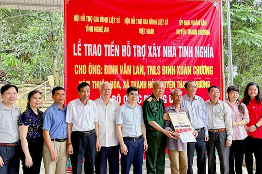 Trao 80 triệu đồng hỗ trợ xây dựng nhà tình nghĩa ở Thanh Chương