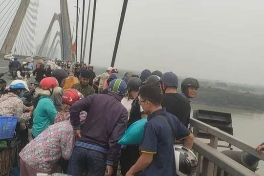 Nam thanh niên người Nghệ An nhảy cầu Nhật Tân xuống sông Hồng