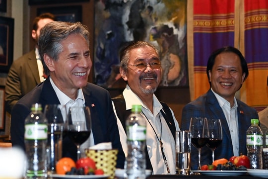 Ngoại trưởng Mỹ Antony Blinken dạo phố cổ, nghe nhạc jazz ở Hà Nội