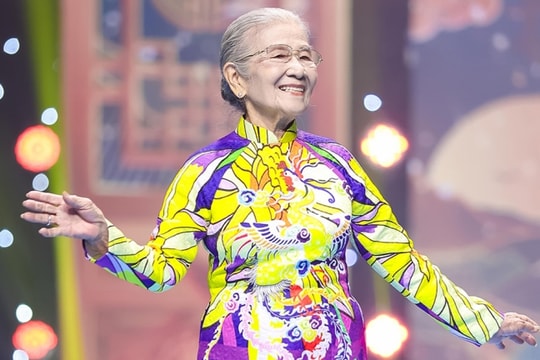 Ở tuổi 91, NSƯT Phi Điểu tự tin diễn thời trang cùng dàn Hoa hậu 