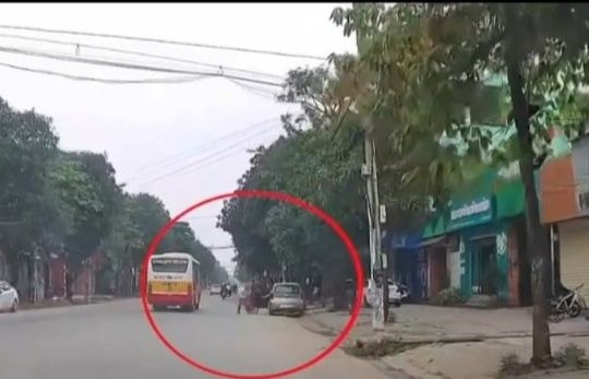 Mở cửa ô tô thiếu quan sát, người phụ nữ suýt gây họa cho người đi xe đạp