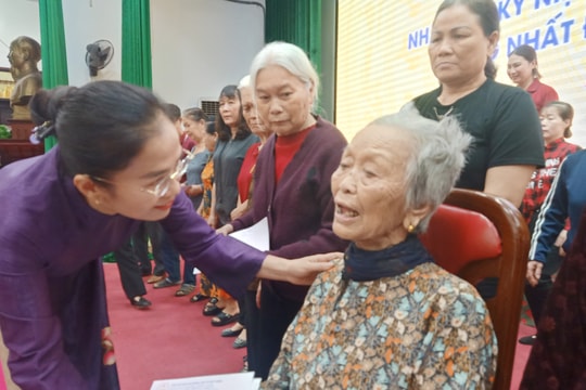 Trao tặng quà cho Mẹ Việt Nam anh hùng, gia đình liệt sĩ nhân kỷ niệm 48 năm ngày thống nhất đất nước 