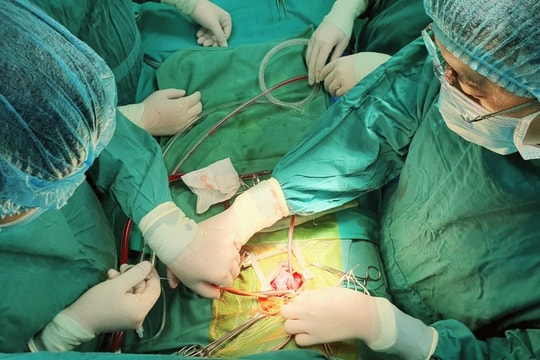 Bệnh viện Sản Nhi Nghệ An: 3 cuộc đại phẫu cứu sống em bé 20 ngày tuổi